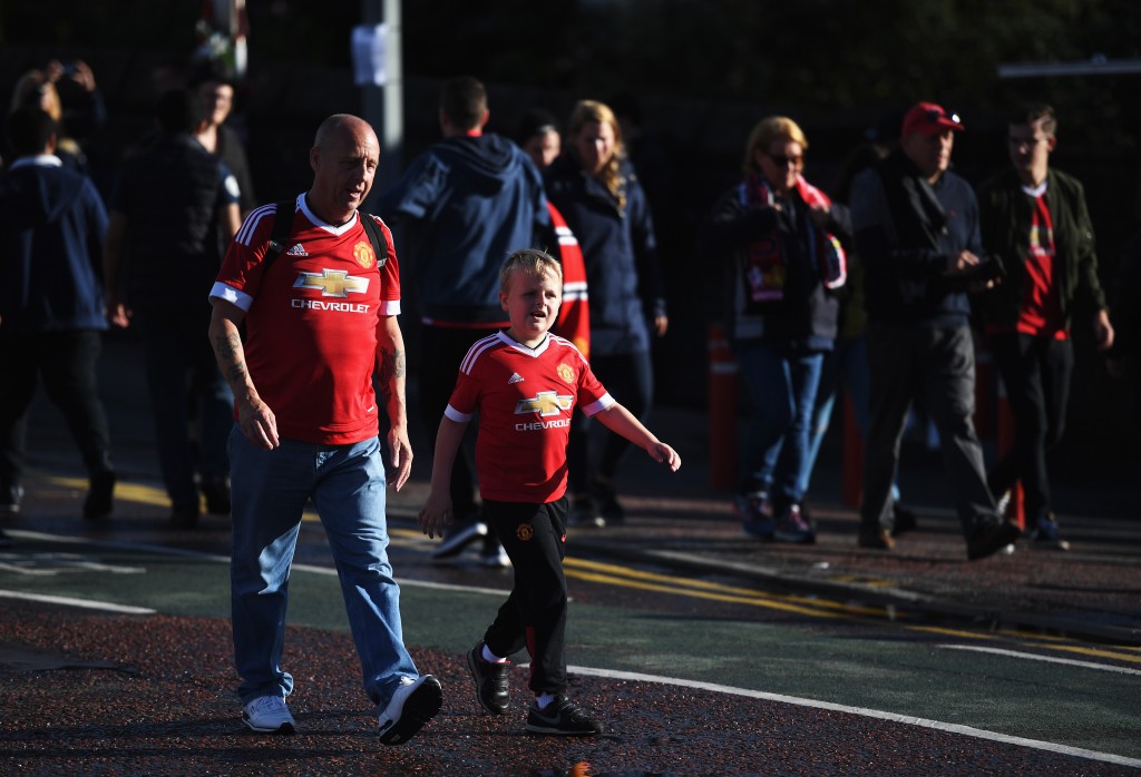 MANCHESTER, ENGLAND - AUGUST 19: Manchester United fans walk towards the ground prior to the Premier League match between Manchester United and Southampton at Old Trafford on August 19, 2016 in Manchester, England. (Photo by Michael Regan/Getty Images)