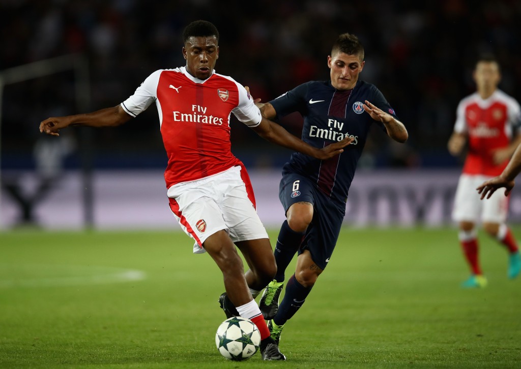PARIS, FRANCE - SEPTEMBER 13: Alex Iwobi of Arsenal holds off Marco Verratti of PSG during the UEFA Champions League Group A match between Paris Saint-Germain and Arsenal FC at Parc des Princes on September 13, 2016 in Paris, France. (Photo by Julian Finney/Getty Images)