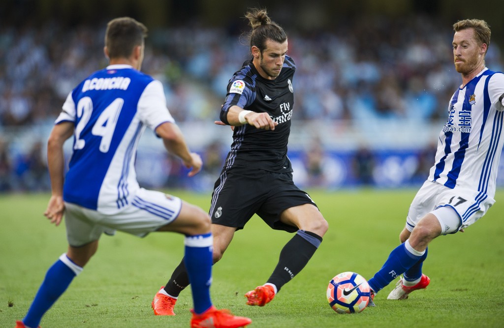SAN SEBASTIAN, SPAIN - AUGUST 21: Gareth Bale of Real Madrid duels for the ball with David Zurutuza of Real Sociedad during the La Liga match between Real Sociedad de Futbol and Real Madrid at Estadio Anoeta on August 21, 2016 in San Sebastian, Spain. (Photo by Juan Manuel Serrano Arce/Getty Images)