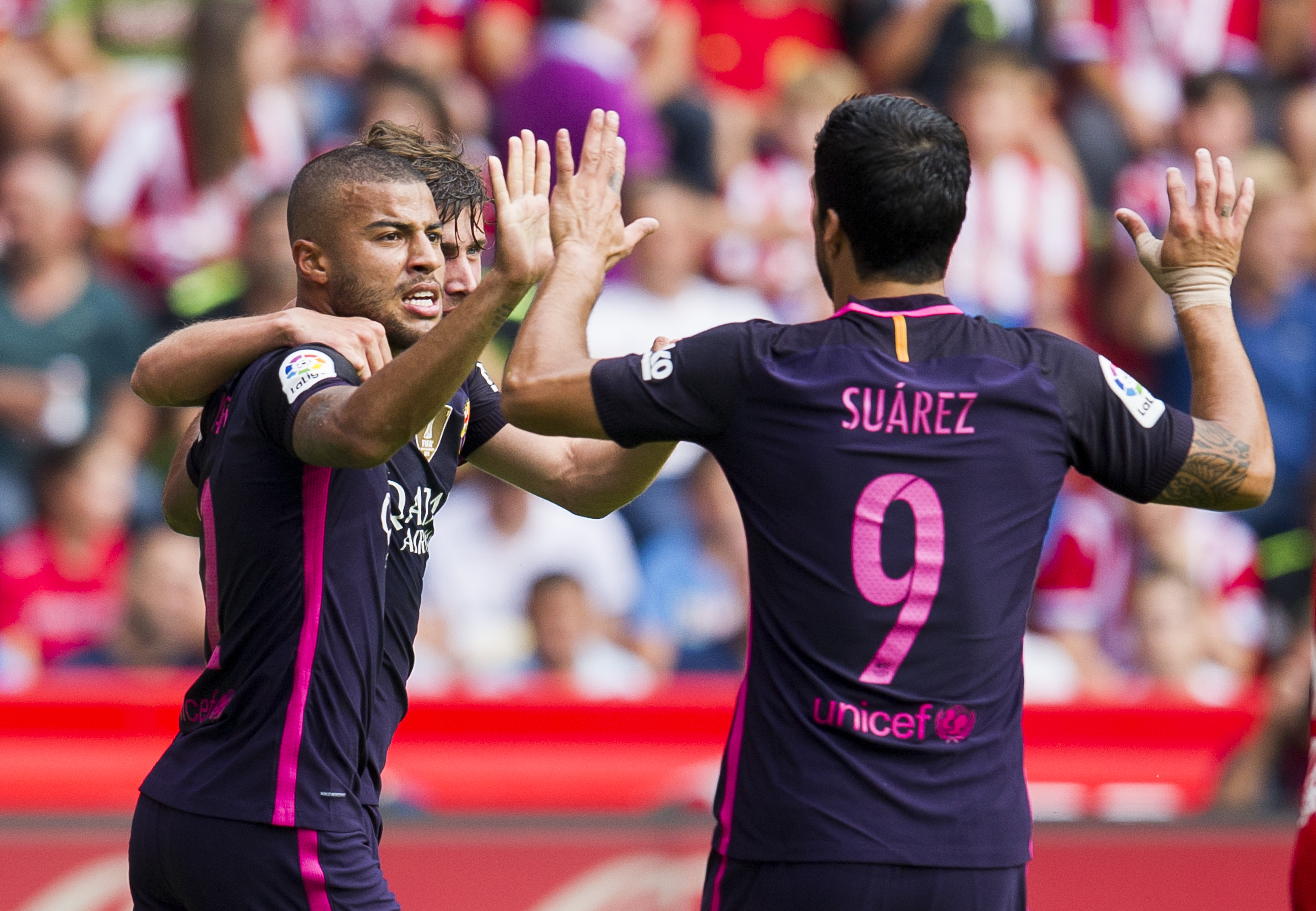 GIJON, SPAIN - SEPTEMBER 24: Rafinha of FC Barcelona celebrates with his teammates Luis Suarez of FC Barcelona after scoring his team's second goal during the La Liga match between Real Sporting de Gijon and FC Barcelona at Estadio El Molinon on September 24, 2016 in Gijon, Spain. (Photo by Juan Manuel Serrano Arce/Getty Images)