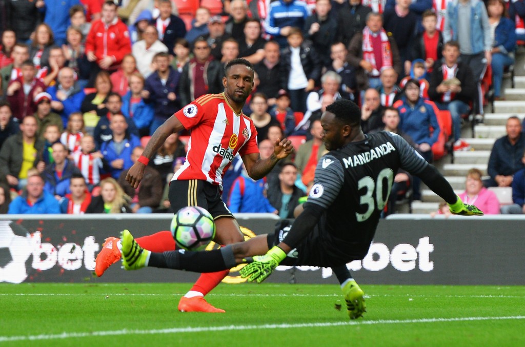 Jermain Defoe of Sunderland (C) scores his sides first goal past Steve Mandanda of Crystal Palace during the Premier League match between Sunderland and Crystal Palace at the Stadium of Light on September 24, 2016 in Sunderland, England. (Photo by Mark Runnacles/Getty Images)