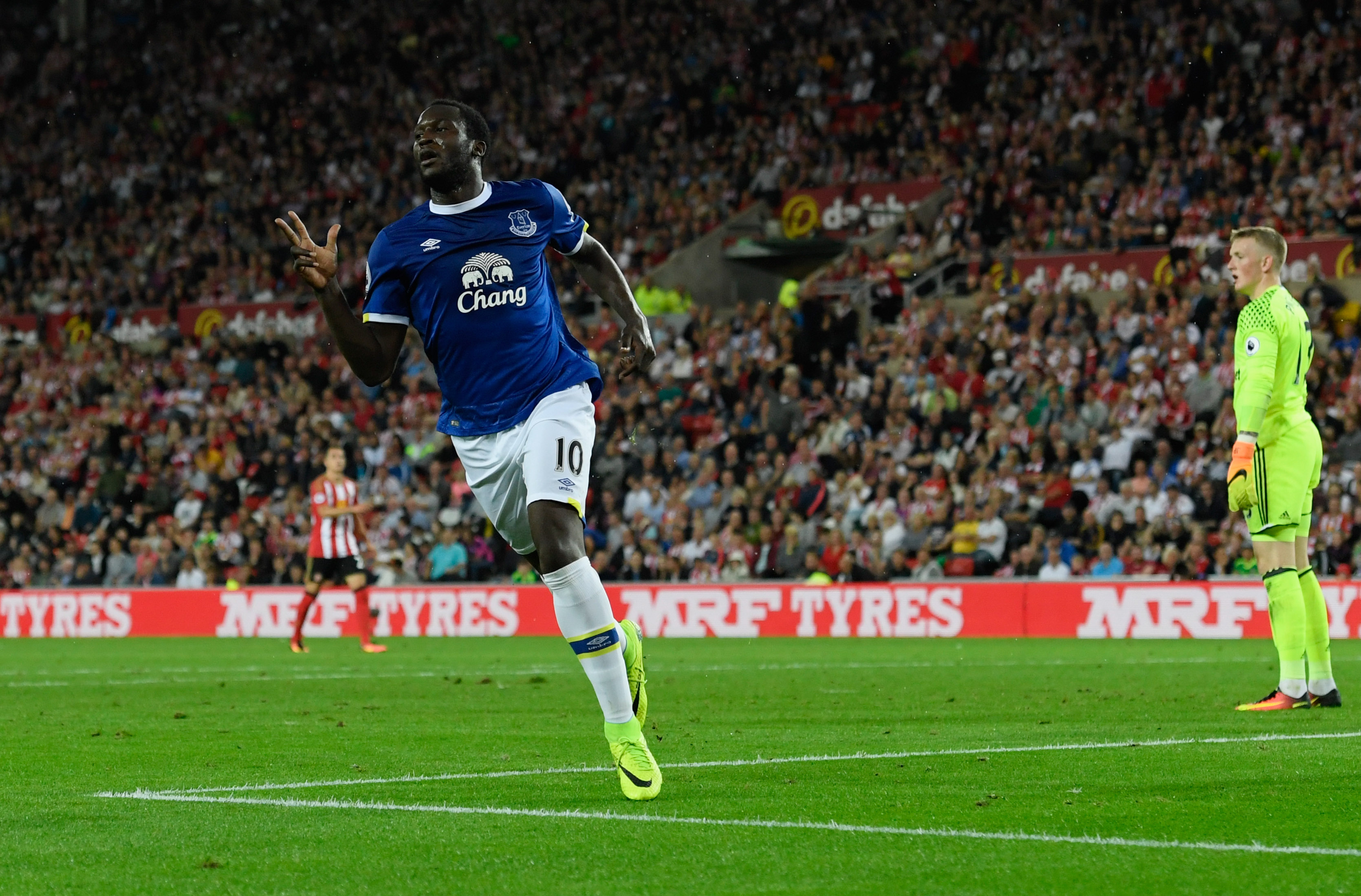 SUNDERLAND, ENGLAND - SEPTEMBER 12: Goalkeeper Jordan Pickford of Sunderland looks dejected Romelu Lukaku of Everton celebrates as he scores their third goal and completes his hat trick during the Premier League match between Sunderland and Everton at Stadium of Light on September 12, 2016 in Sunderland, England. (Photo by Stu Forster/Getty Images)