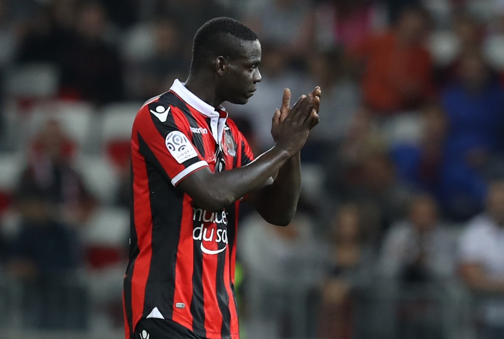 Nice's Italian forward Mario Balotelli acknowledges the public as he is substituted during the French L1 football match Nice (OGCN) vs Monaco (ASM) on September 21, 2016 at the "Allianz Riviera" stadium in Nice, southeastern France. / AFP / VALERY HACHE        (Photo credit should read VALERY HACHE/AFP/Getty Images)