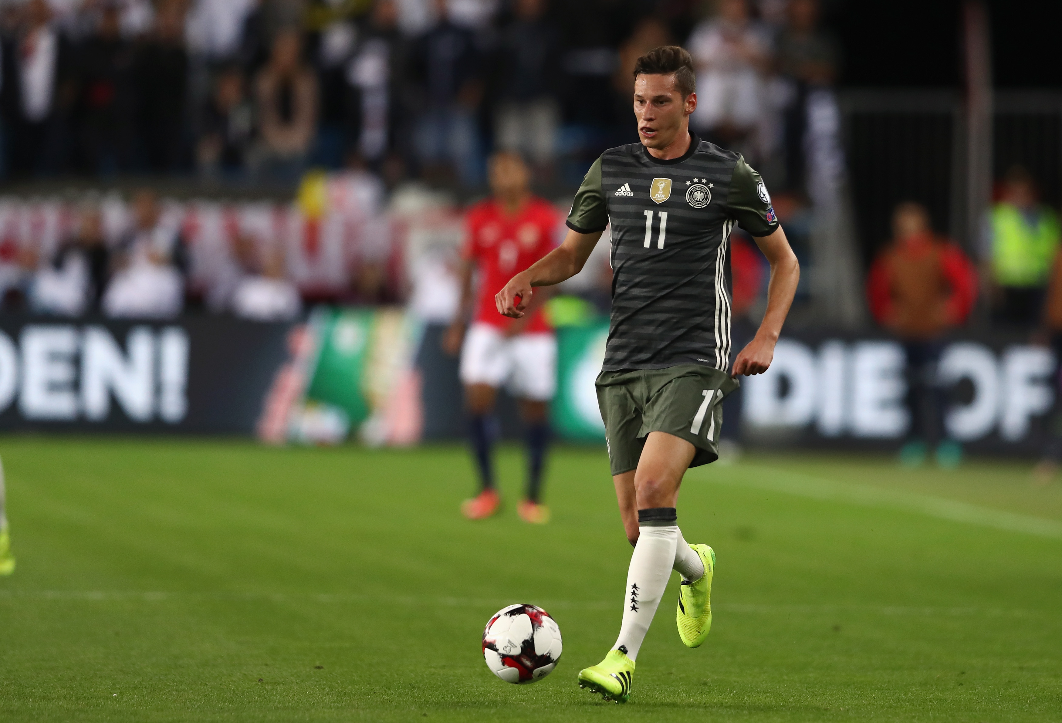 OSLO, NORWAY - SEPTEMBER 04: Julian Draxler of Germany controles the ball during the 2018 FIFA World Cup Qualifier Group C match between Norway and Germany at Ullevaal Stadium on September 4, 2016 in Oslo, Norway. (Photo by Alex Grimm/Bongarts/Getty Images)