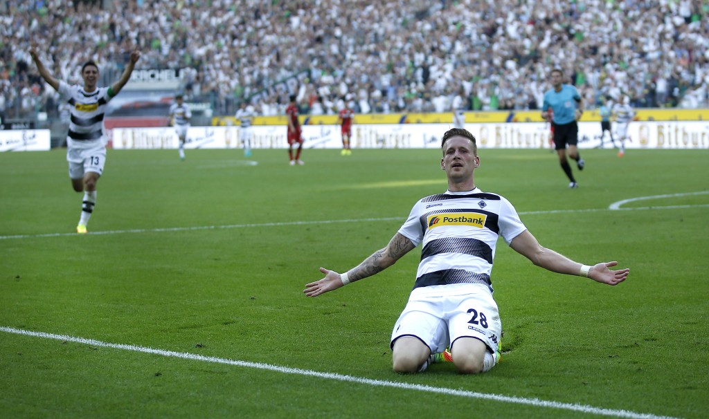 MOENCHENGLADBACH, GERMANY - AUGUST 27: Andre Hahn of Moenchengladbach celebrates scoring the 1:0 goal during the Bundesliga match between Borussia Moenchengladbach and Bayer 04 Leverkusen at Borussia-Park on August 27, 2016 in Moenchengladbach, Germany. (Photo by Mika Volkmann/Bongarts/Getty Images)