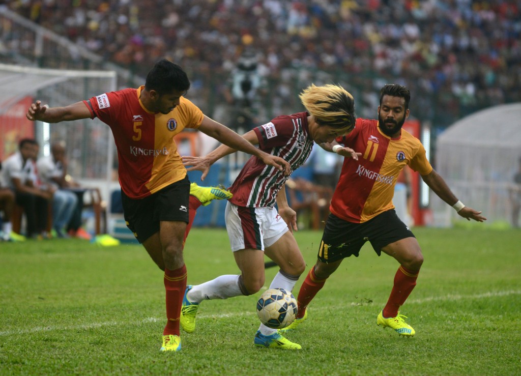 Katsumi Yusa(C)of Mohun Bagan is tackled by East Bengal's Rahul Bheke (L) and Cavin Peter Lobo(R)during the I-League football match at The Kanchenjungha Stadium in Siliguri on April 2, 2016. East Bengal won the match 2-1. / AFP / DIPTENDU DUTTA (Photo credit should read DIPTENDU DUTTA/AFP/Getty Images)