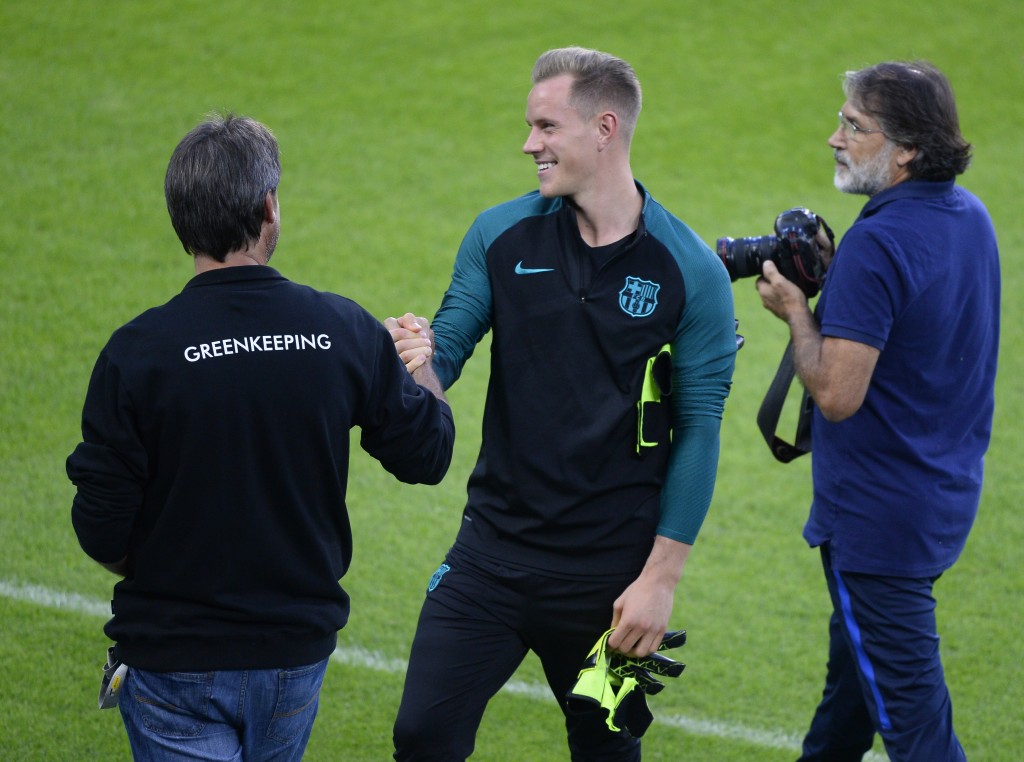 FC Barcelona's goalkeeper Germany's Marc-Andre Ter Stegen (c) attends a training session in Moenchengladbach on September 27, 2016, on the eve of UEFA Champions League Group C football match Borussia Moenchengladbach vs FC Barcelona. / AFP / Roberto Pfeil (Photo credit should read ROBERTO PFEIL/AFP/Getty Images)