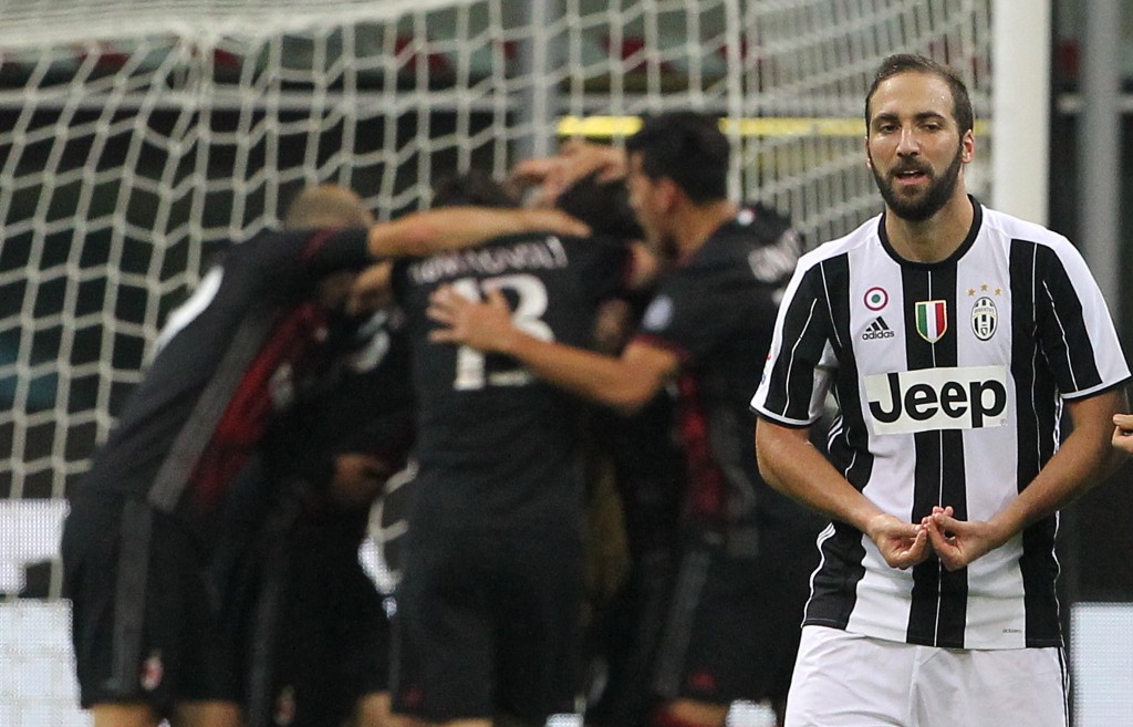 MILAN, ITALY - OCTOBER 22: Gonzalo Higuain of Juventus FC shows his dejection at the end of the Serie A match between AC Milan and Juventus FC at Stadio Giuseppe Meazza on October 22, 2016 in Milan, Italy. (Photo by Marco Luzzani/Getty Images)
