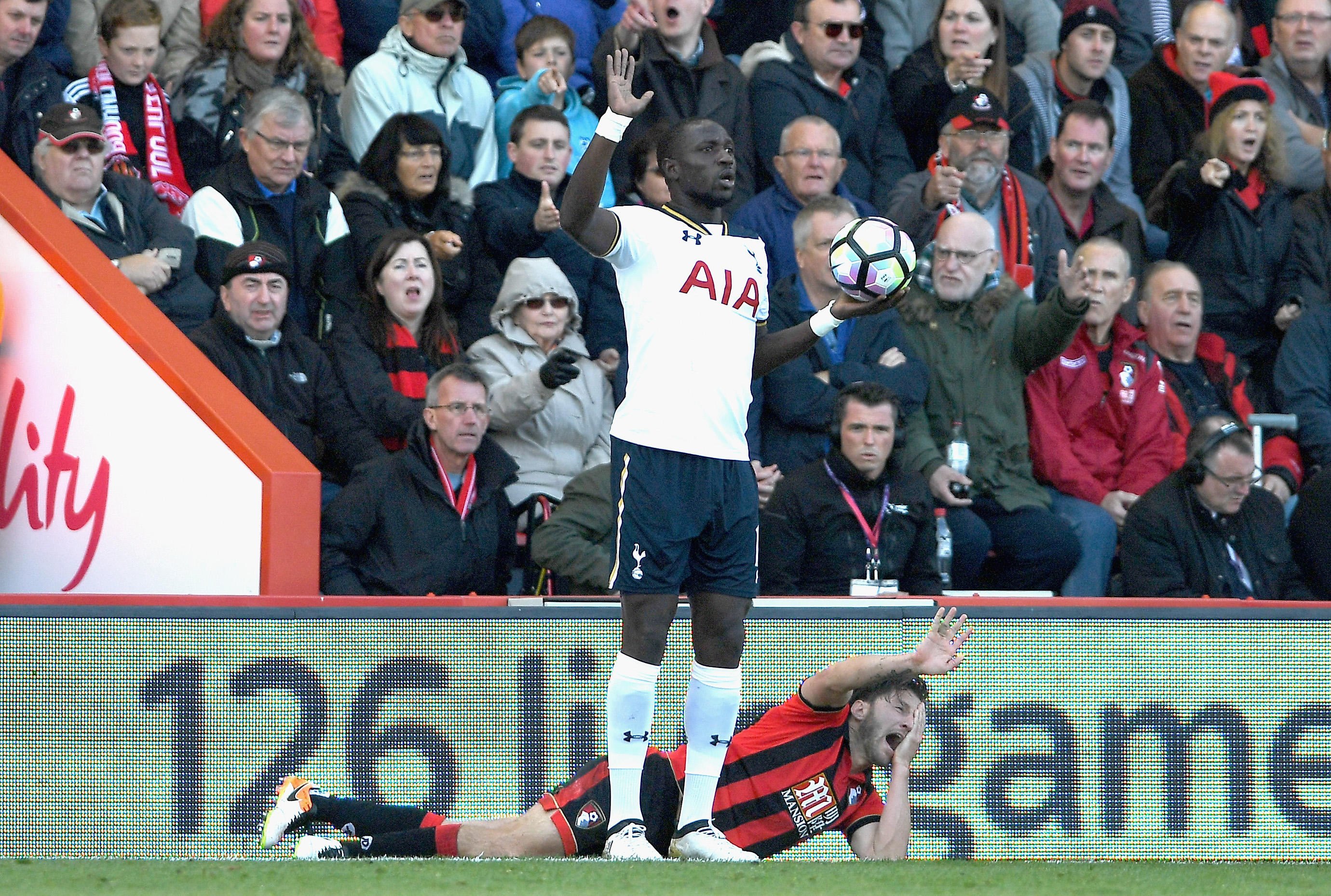 BOURNEMOUTH, ENGLAND - OCTOBER 22: Harry Arter of AFC Bournemouth (R) reacts to being elbowed by Moussa Sissoko of Tottenham Hotspur (L) during the Premier League match between AFC Bournemouth and Tottenham Hotspur at Vitality Stadium on October 22, 2016 in Bournemouth, England. (Photo by Mike Hewitt/Getty Images)