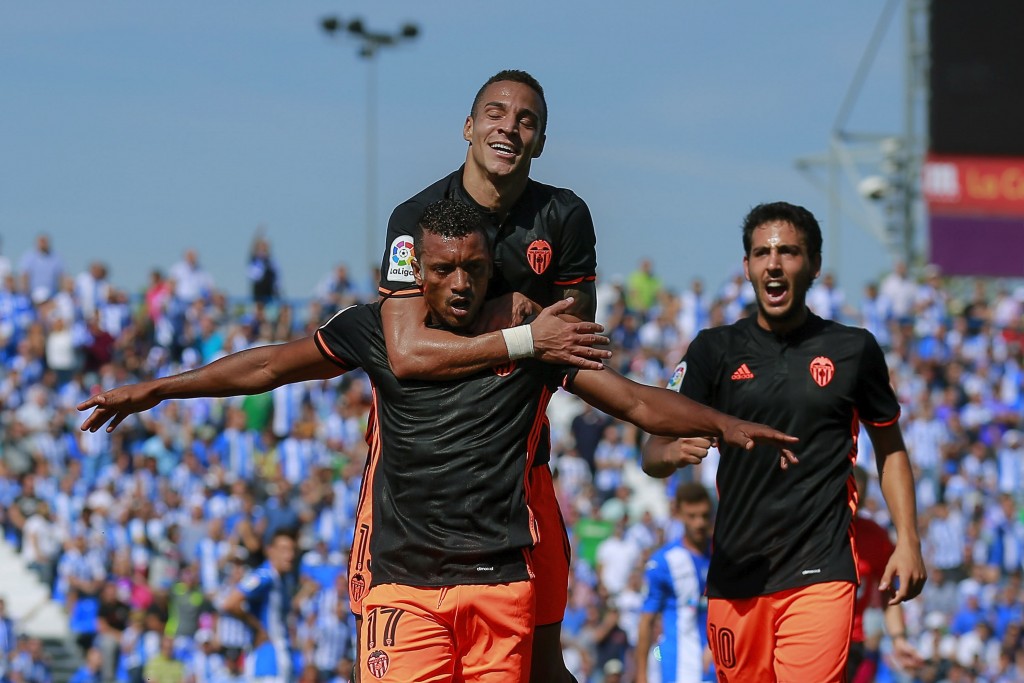 LEGATES, SPAIN - SEPTEMBER 25: Luis Carlos Almeida alias Nani (L) of Valencia CF celebrates scoring their opening goal during the La Liga match between CD Leganes and Valencia CF at Estadio Municipal de Butarque on September 25, 2016 in Leganes, Spain. (Photo by Gonzalo Arroyo Moreno/Getty Images)