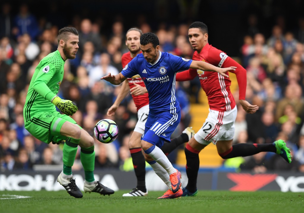LONDON, ENGLAND - OCTOBER 23: Pedro of Chelsea takes the ball around David De Gea of Manchester United as he scores his sides first goal during the Premier League match between Chelsea and Manchester United at Stamford Bridge on October 23, 2016 in London, England. (Photo by Shaun Botterill/Getty Images)