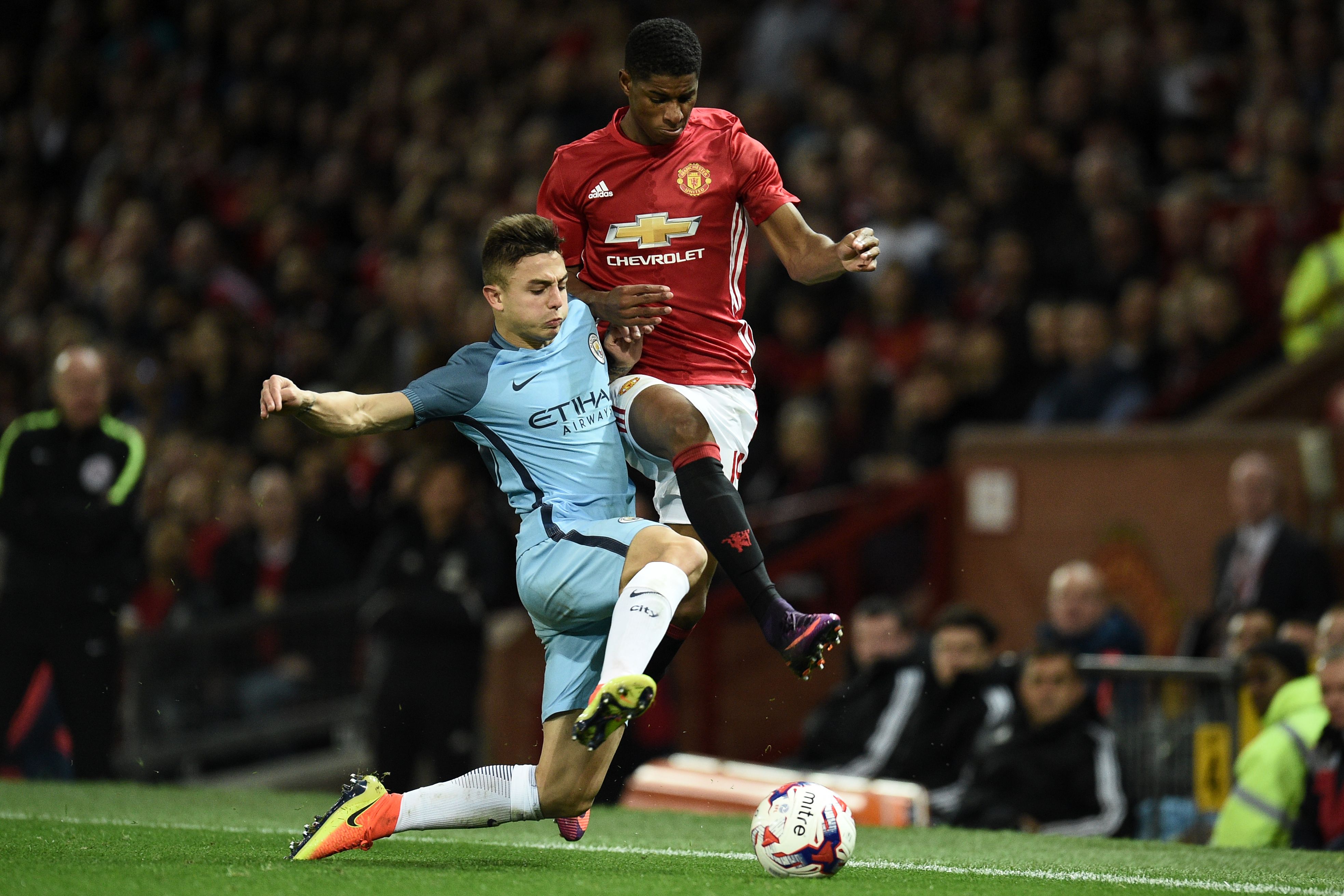 Manchester City's Spanish defender Pablo Maffeo (L) vies with Manchester United's English striker Marcus Rashford during the EFL (English Football League) Cup fourth round match between Manchester United and Manchester City at Old Trafford in Manchester, north west England on October 26, 2016. / AFP / Oli SCARFF / RESTRICTED TO EDITORIAL USE. No use with unauthorized audio, video, data, fixture lists, club/league logos or 'live' services. Online in-match use limited to 75 images, no video emulation. No use in betting, games or single club/league/player publications. / (Photo credit should read OLI SCARFF/AFP/Getty Images)