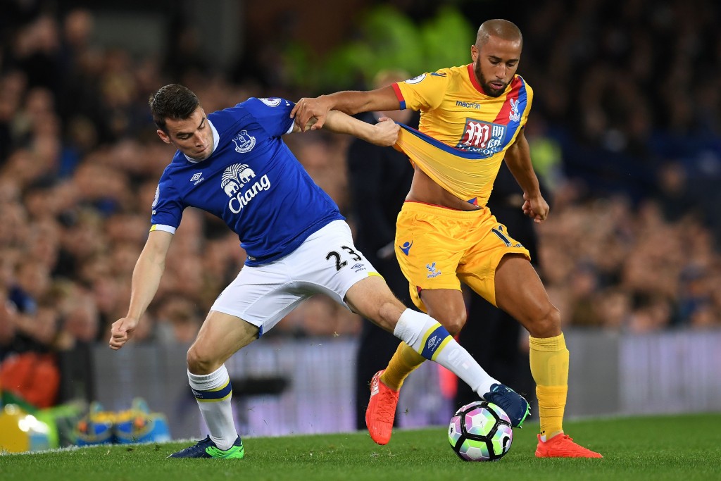 Everton's Irish defender Seamus Coleman (L) vies with Crystal Palace's English midfielder Andros Townsend during the English Premier League football match between Everton and Crystal Palace at Goodison Park in Liverpool, north west England on September 30, 2016. / AFP / PAUL ELLIS / RESTRICTED TO EDITORIAL USE. No use with unauthorized audio, video, data, fixture lists, club/league logos or 'live' services. Online in-match use limited to 75 images, no video emulation. No use in betting, games or single club/league/player publications. / (Photo credit should read PAUL ELLIS/AFP/Getty Images)