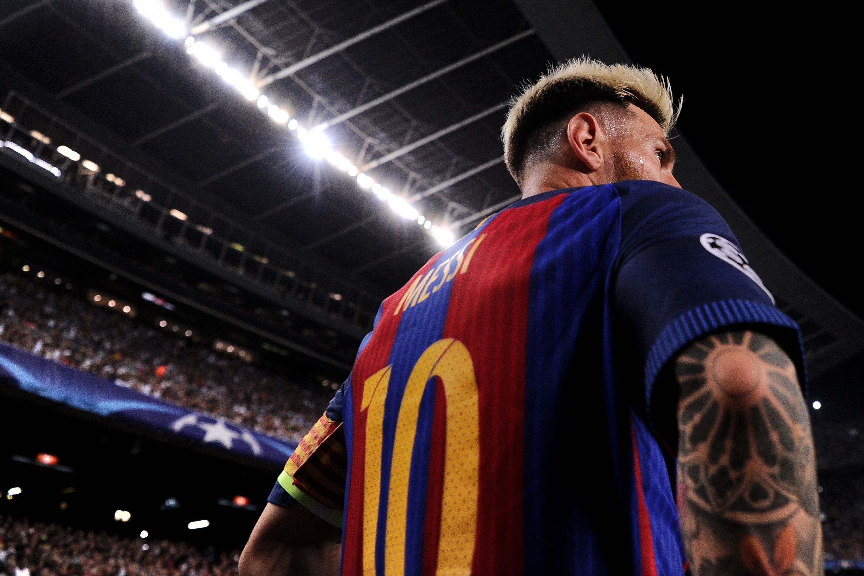 Barcelona's Argentinian forward Lionel Messi prepares to shoot a corner kick during the UEFA Champions League football match FC Barcelona vs Celtic FC at the Camp Nou stadium in Barcelona on September 13, 2016. / AFP / JOSEP LAGO (Photo credit should read JOSEP LAGO/AFP/Getty Images)