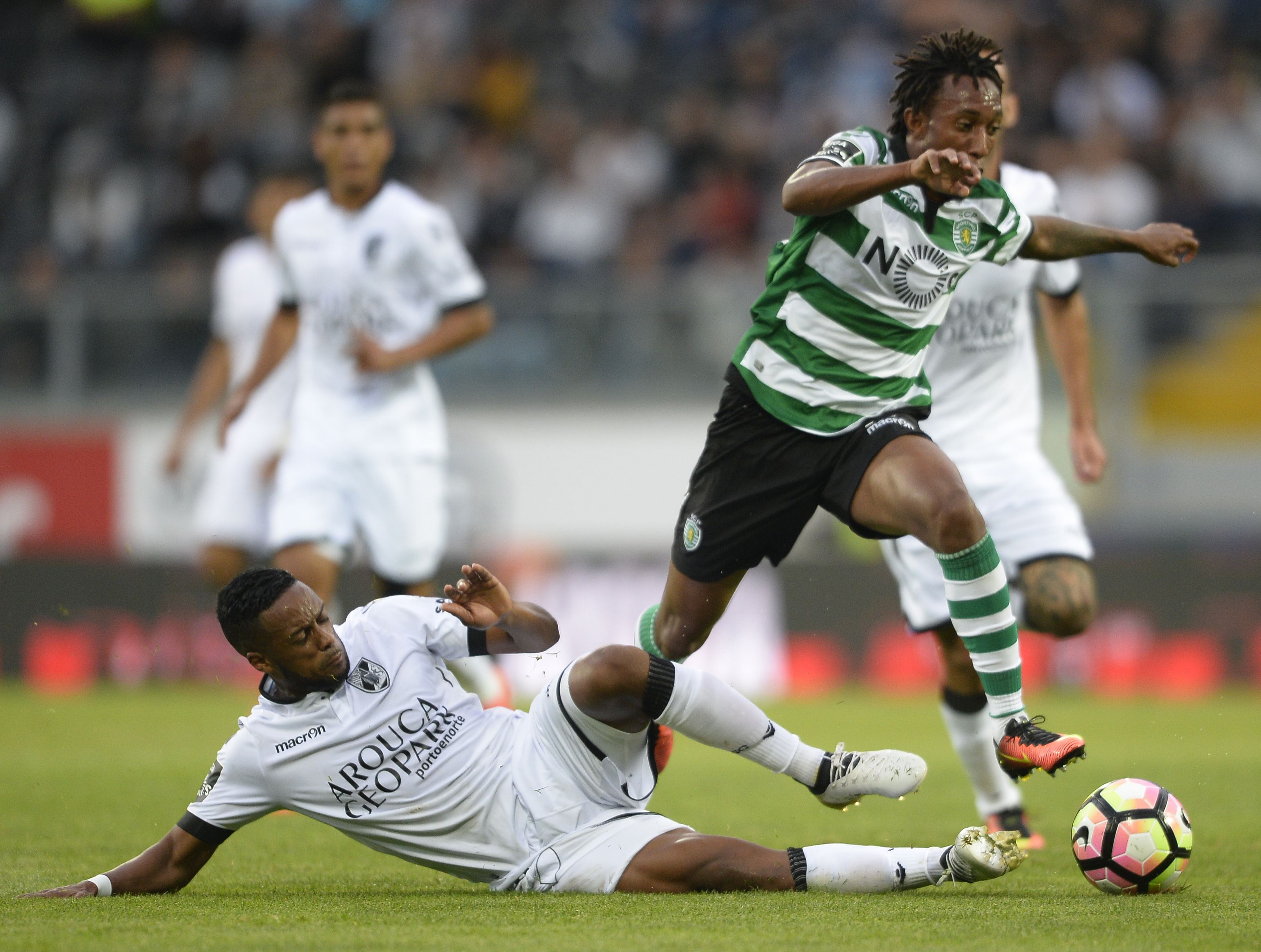 Vitoria Guimaraes' forward Hernani (L) vies with Sporting's forward Gelson Martins during the Portuguese league football match Vitoria FC vs Sporting CP at the Dom Alfonso Henriques stadium in Guimaraes on October 1, 2016. / AFP / MIGUEL RIOPA (Photo credit should read MIGUEL RIOPA/AFP/Getty Images)