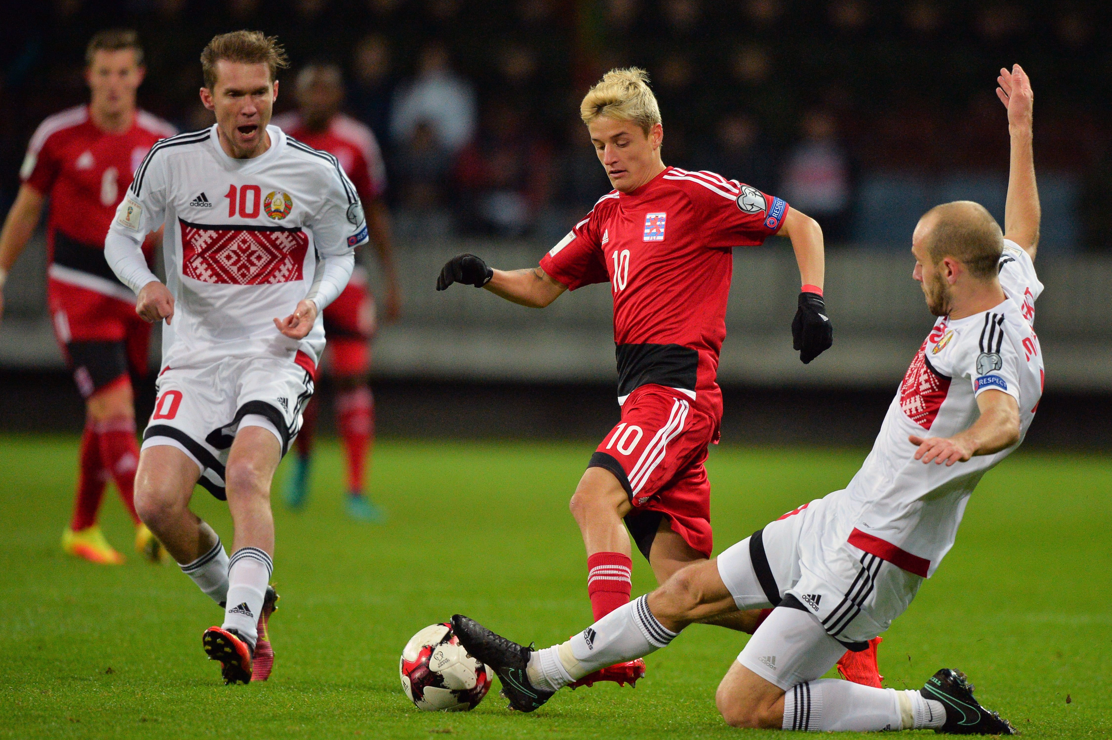 Belarus' Aleksandr Hleb (L) and Belarus' Ivan Maevski (R) vie with Luxembourg's Vincent Thill during the WC 2018 football qualification match between Belarus and Luxembourg in Borisov, outside Minsk, on October 10, 2016. / AFP / MAXIM MALINOVSKY (Photo credit should read MAXIM MALINOVSKY/AFP/Getty Images)