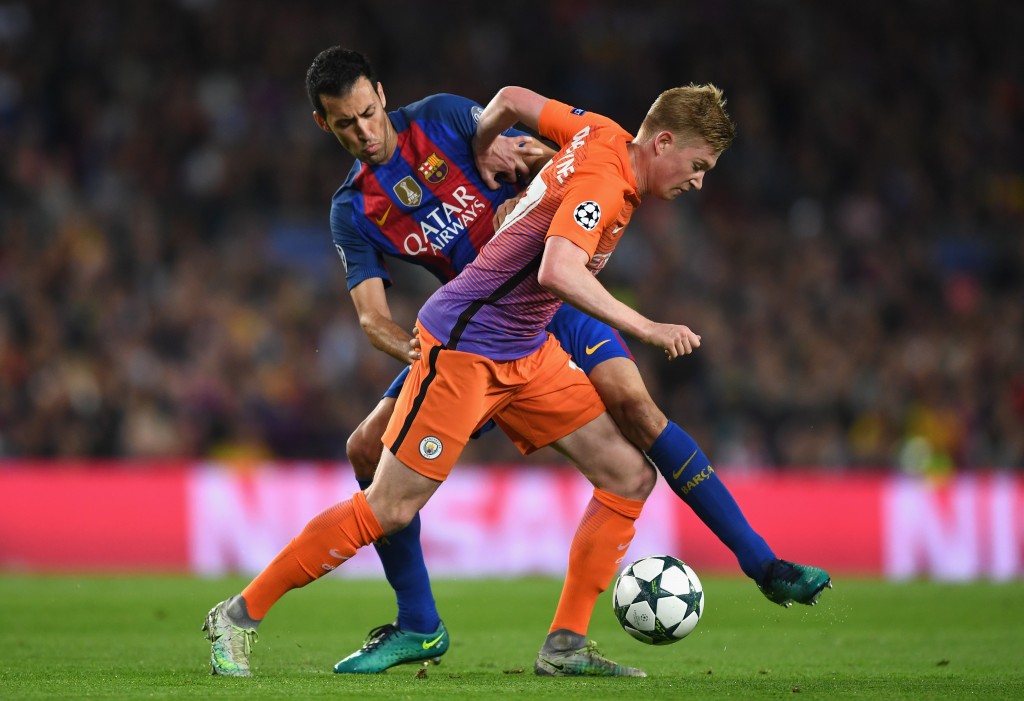 BARCELONA, SPAIN - OCTOBER 19: Kevin De Bruyne of Manchester City holds off the challenge of Sergio Busquets of Barcelona during the UEFA Champions League group C match between FC Barcelona and Manchester City FC at Camp Nou on October 19, 2016 in Barcelona, Spain. (Photo by Shaun Botterill/Getty Images)