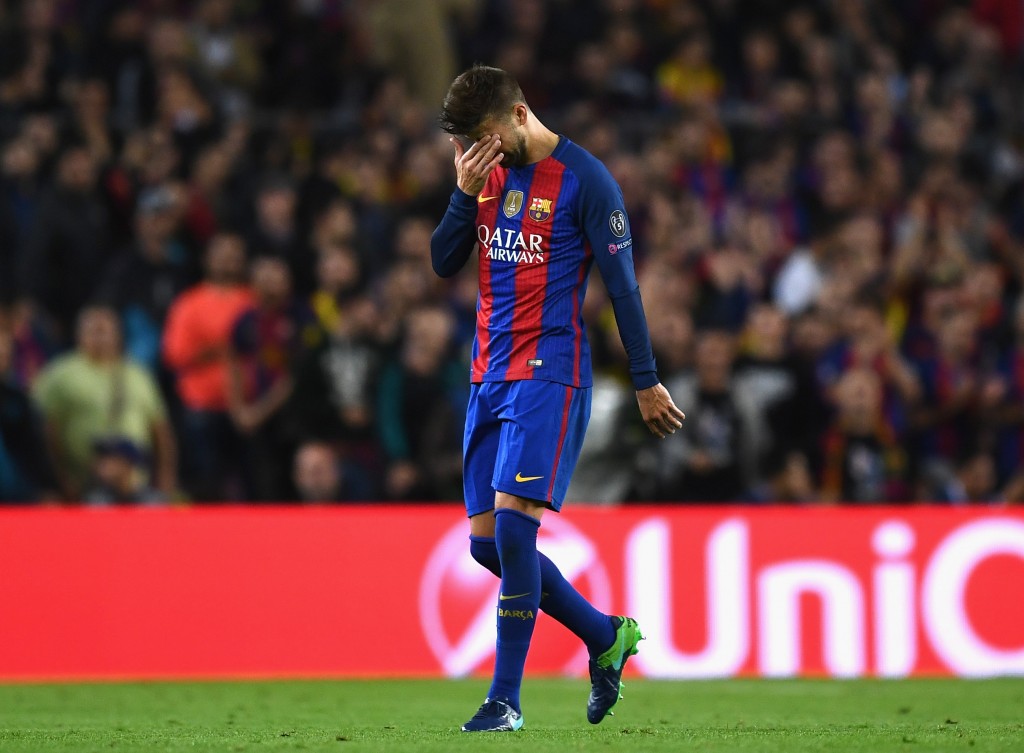 BARCELONA, SPAIN - OCTOBER 19: Gerard Pique of Barcelona leaves the pitch following an injury during the UEFA Champions League group C match between FC Barcelona and Manchester City FC at Camp Nou on October 19, 2016 in Barcelona, Spain. (Photo by David Ramos/Getty Images)