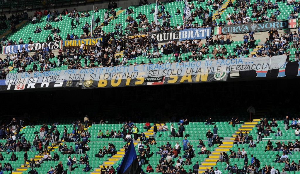 MILAN, ITALY - OCTOBER 16: A banner to challenge the captain of Inter Mauro Icardi is displayed during the Serie A match between FC Internazionale and Cagliari Calcio at Stadio Giuseppe Meazza on October 16, 2016 in Milan, Italy. (Photo by Pier Marco Tacca/Getty Images)