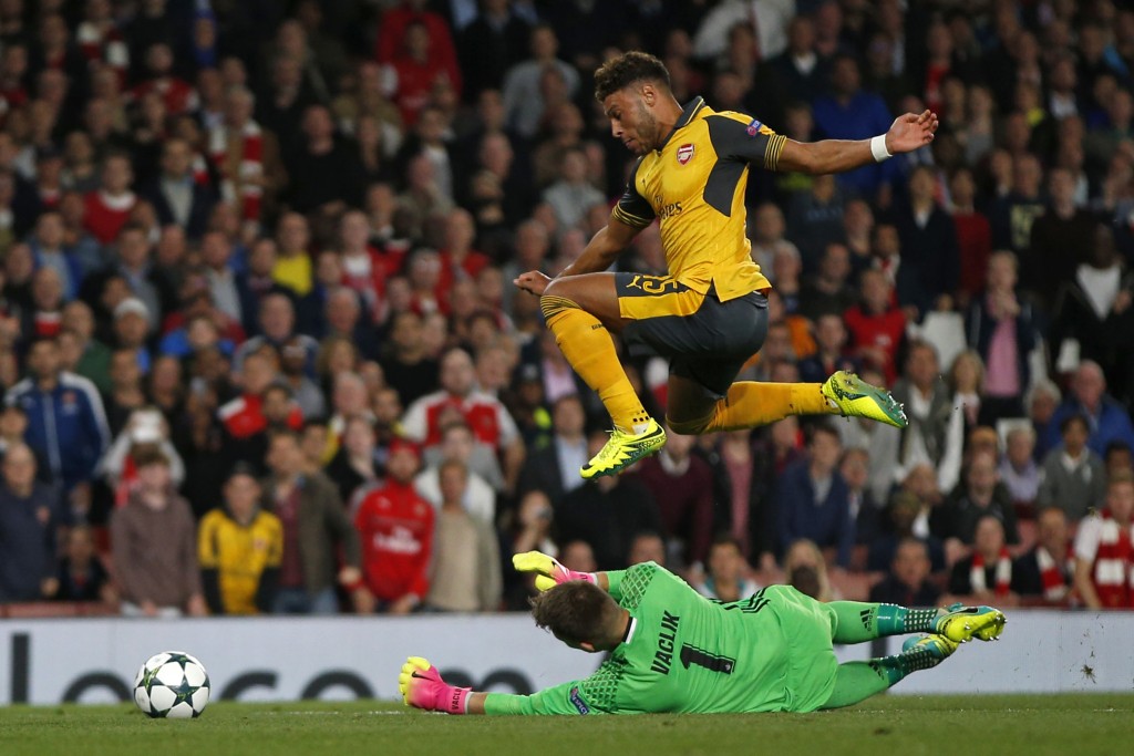 TOPSHOT - Arsenal's English midfielder Alex Oxlade-Chamberlain (up) vies with Basel's Czech goalkeeper Tomas Vaclik during the UEFA Champions League Group A football match between Arsenal and FC Basel at The Emirates Stadium in London on September 28, 2016. Arsenal won the game 2-0. / AFP / Adrian DENNIS (Photo credit should read ADRIAN DENNIS/AFP/Getty Images)