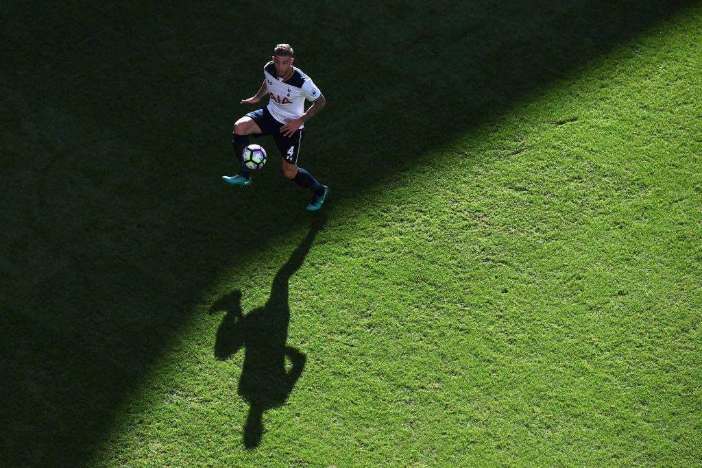 LONDON, ENGLAND - OCTOBER 02: Toby Alderweireld of Tottenham in action during the Premier League match between Tottenham Hotspur and Manchester City at White Hart Lane on October 2, 2016 in London, England. (Photo by Mike Hewitt/Getty Images)