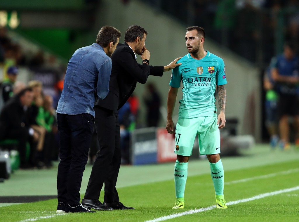 MOENCHENGLADBACH, GERMANY - SEPTEMBER 28: Luis Enrique, Manager of Barcelona issues instructions to Paco Alcacer of Barcelona during the UEFA Champions League group C match between VfL Borussia Moenchengladbach and FC Barcelona at Borussia-Park on September 28, 2016 in Moenchengladbach, North Rhine-Westphalia. (Photo by Alex Grimm/Bongarts/Getty Images)