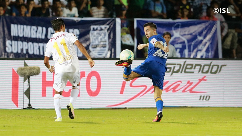 Matias Defederico skilfully traps the ball.