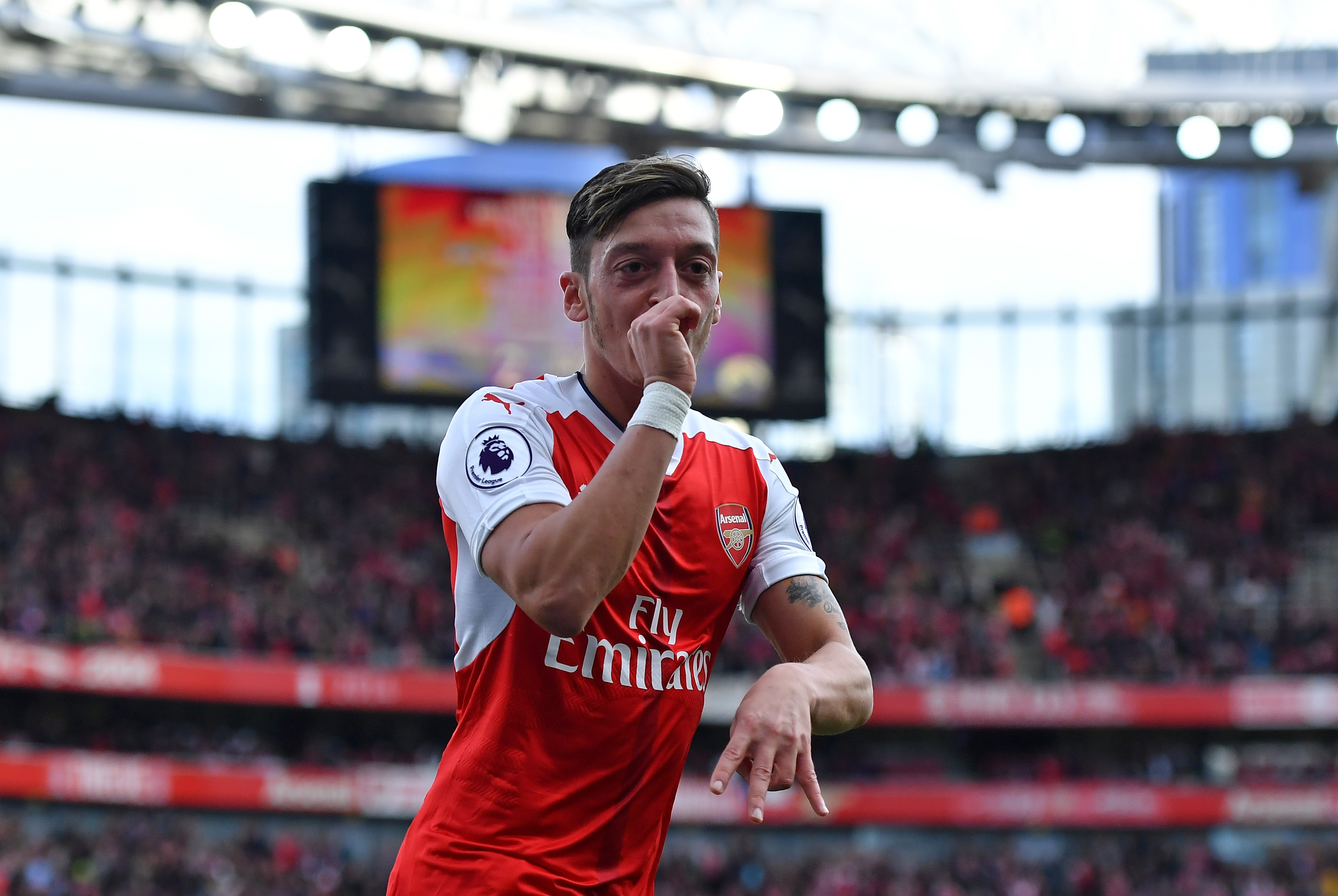 LONDON, ENGLAND - OCTOBER 15: Mesut Ozil of Arsenal celebrates scoring his sides third goal during the Premier League match between Arsenal and Swansea City at Emirates Stadium on October 15, 2016 in London, England. (Photo by Mike Hewitt/Getty Images)
