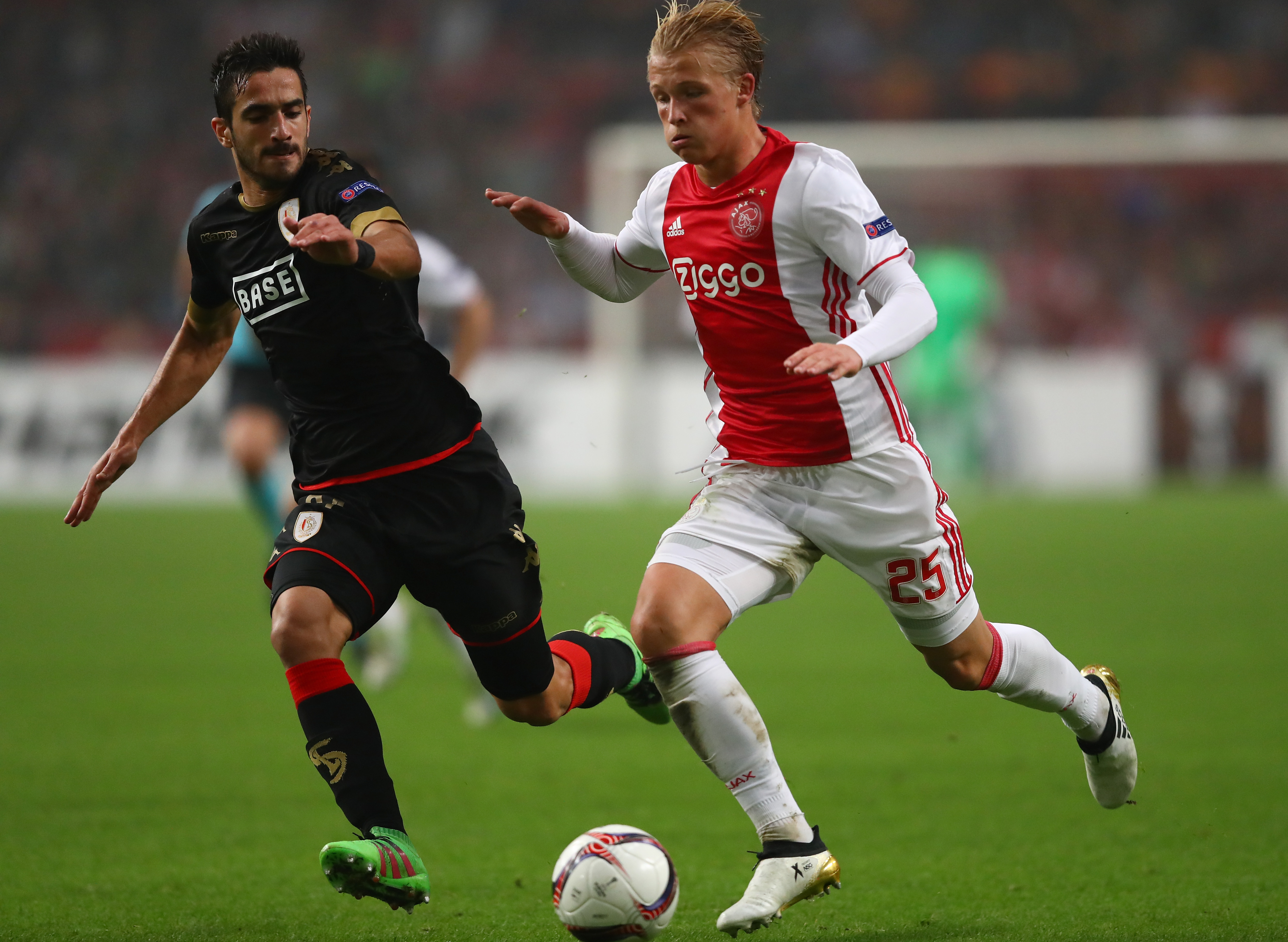 AMSTERDAM, NETHERLANDS - SEPTEMBER 29: Kasper Dolberg of Ajax is closed down by Konstantinos Laifis of Standard Liege during the UEFA Europa League group G match between AFC Ajax and R. Standard de Liege at the Amsterdam Arena on September 29, 2016 in Amsterdam, Netherlands. (Photo by Dean Mouhtaropoulos/Getty Images)
