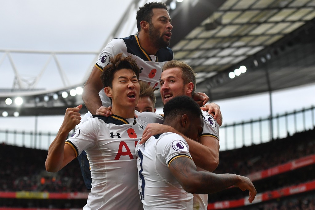 Tottenham Hotspur's English striker Harry Kane (R) celebrates scoring his team's first goal from the penalty spot with Tottenham Hotspur's Belgian midfielder Mousa Dembele during the English Premier League football match between Arsenal and Tottenham Hotspur at the Emirates Stadium in London on November 6, 2016. / AFP / BEN STANSALL / RESTRICTED TO EDITORIAL USE. No use with unauthorized audio, video, data, fixture lists, club/league logos or 'live' services. Online in-match use limited to 75 images, no video emulation. No use in betting, games or single club/league/player publications. / (Photo credit should read BEN STANSALL/AFP/Getty Images)