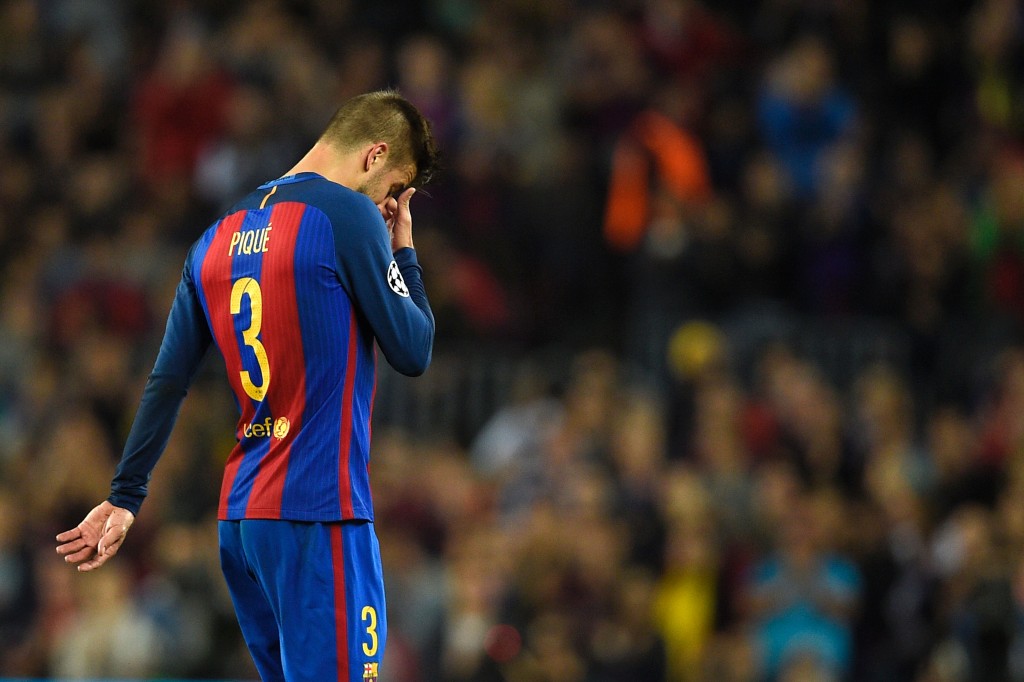 Barcelona's defender Gerard Pique gestures as he leaves the pitch after resulting injured during the UEFA Champions League football match FC Barcelona vs Manchester City at the Camp Nou stadium in Barcelona on October 19, 2016. / AFP / LLUIS GENE (Photo credit should read LLUIS GENE/AFP/Getty Images)