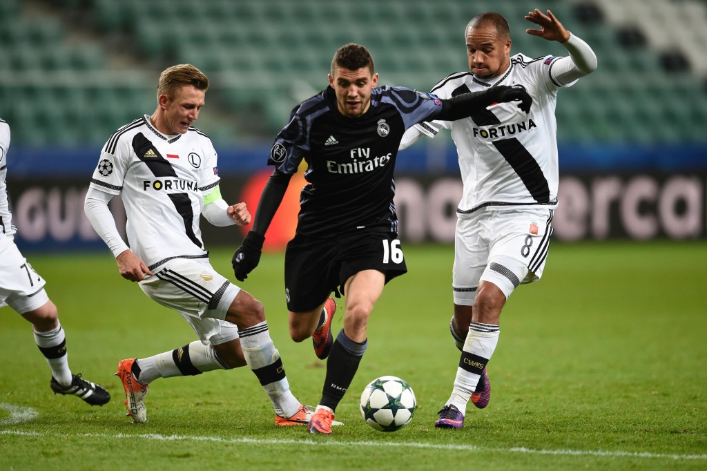 Real Madrid's Croatian midfielder Mateo Kovacic (C) is pressured by Legia Warsaw's Belgian midfielder Vadis Odjidja (R) and Legia Warsaw's defender Jakub Rzezniczak during the UEFA Champions League group F football match Legia Warsaw vs Real Madrid CF in Warsaw, Poland on November 2, 2016. / AFP / ODD ANDERSEN (Photo credit should read ODD ANDERSEN/AFP/Getty Images)