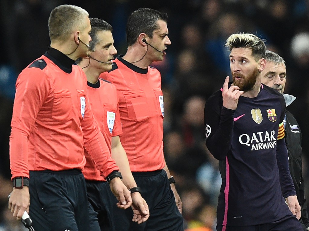 Barcelona's Argentinian striker Lionel Messi (2R) gestures as he speaks with Hungarian referee Victor Kassai (C) as they leave the pitch at half-time during the UEFA Champions League group C football match between Manchester City and Barcelona at the Etihad Stadium in Manchester, north west England on November 1, 2016. / AFP / OLI SCARFF (Photo credit should read OLI SCARFF/AFP/Getty Images)
