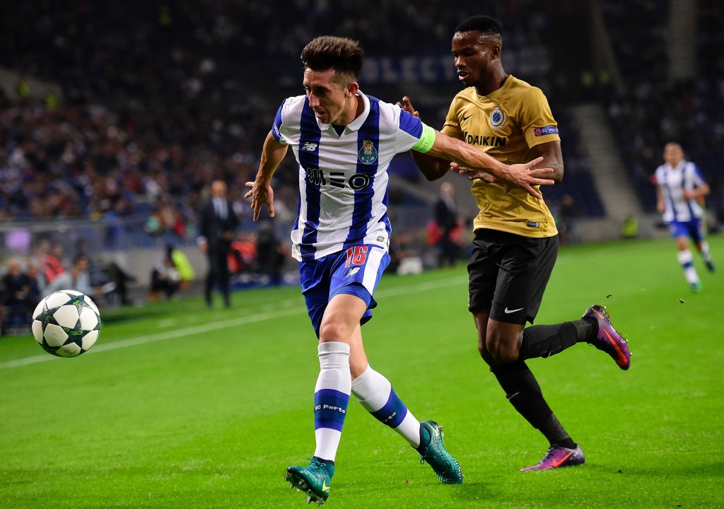 Porto's Mexican midfielder Hector Herrera (L) vies with Brugge's midfielder Boli Bolingoli Mbombo during the UEFA Champions League Group G football match FC Porto vs Club Brugge KV at the Dragao stadium in Porto, on November 2, 2016. / AFP / FRANCISCO LEONG (Photo credit should read FRANCISCO LEONG/AFP/Getty Images)