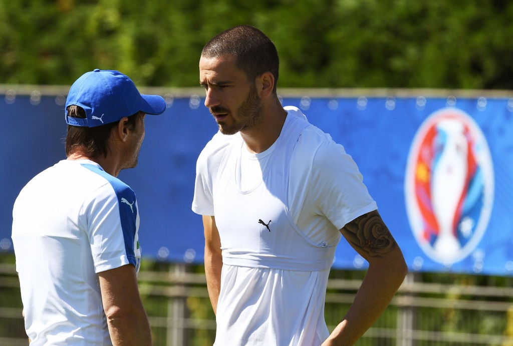 Italy's defender Leonardo Bonucci (R) talks with Italy's coach Antonio Conte during a training session of Italy's national football team in Montpellier, southern France, on June 9, 2016, prior to the Euro 2016 football tournament. / AFP / VINCENZO PINTO (Photo credit should read VINCENZO PINTO/AFP/Getty Images)