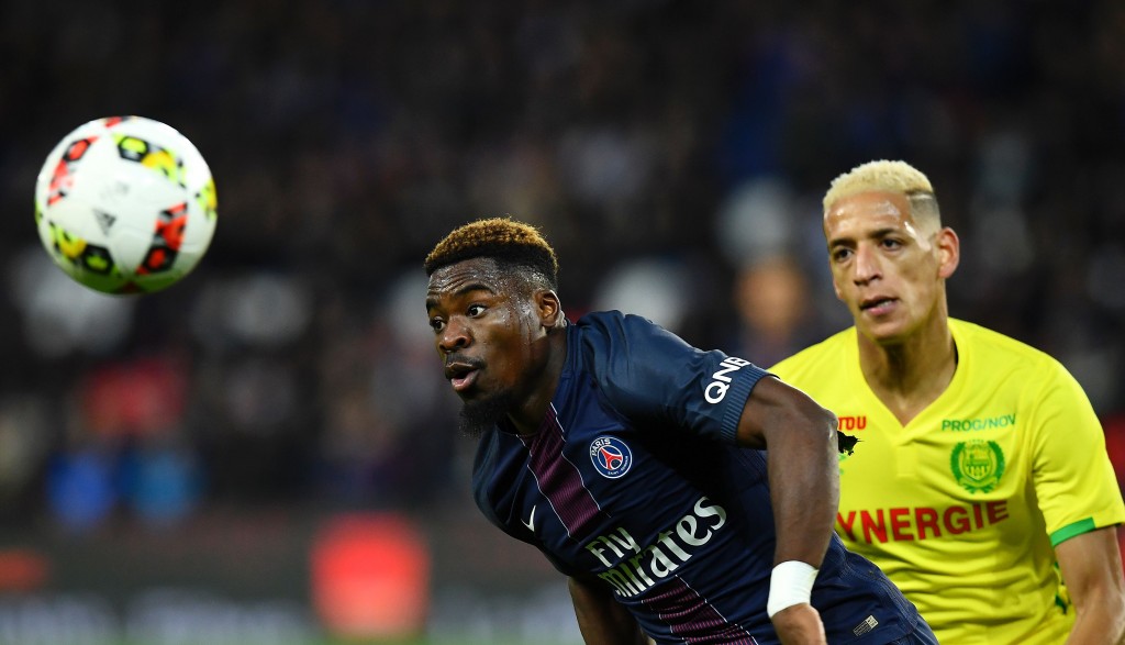 Paris Saint-Germain's Ivorian defender Serge Aurier (L) eyes the ball next to Nantes' French forward Yacine Bammou during the French L1 football match between Paris Saint-Germain (PSG) and Nantes at the Parc des Princes stadium in Paris on November 19, 2016. / AFP / FRANCK FIFE (Photo credit should read FRANCK FIFE/AFP/Getty Images)