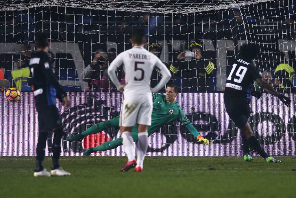 Atalanta's midfielder Franck Kessie of Ivory Coast scores a penalty during the Italian Serie A football match Atalanta vs As Roma on November 20, 2016 in "Atleti Azzurri d'Italia" Stadium in Bergamo. / AFP / MARCO BERTORELLO (Photo credit should read MARCO BERTORELLO/AFP/Getty Images)