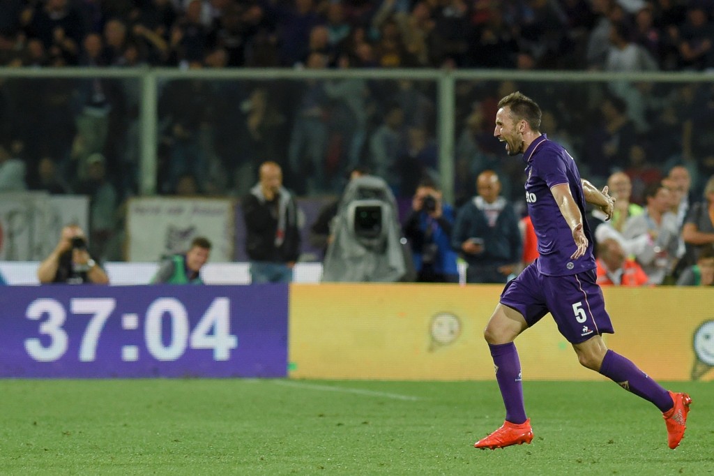 Fiorentina's midfielder from Croatia Milan Badelj celebrates after scoring against AS Roma during the Italian Serie A football match Fiorentina vs Roma, on September 18, 2016 at Florence's "Artemio Franchi" comunal stadium. / AFP / ANDREAS SOLARO (Photo credit should read ANDREAS SOLARO/AFP/Getty Images)
