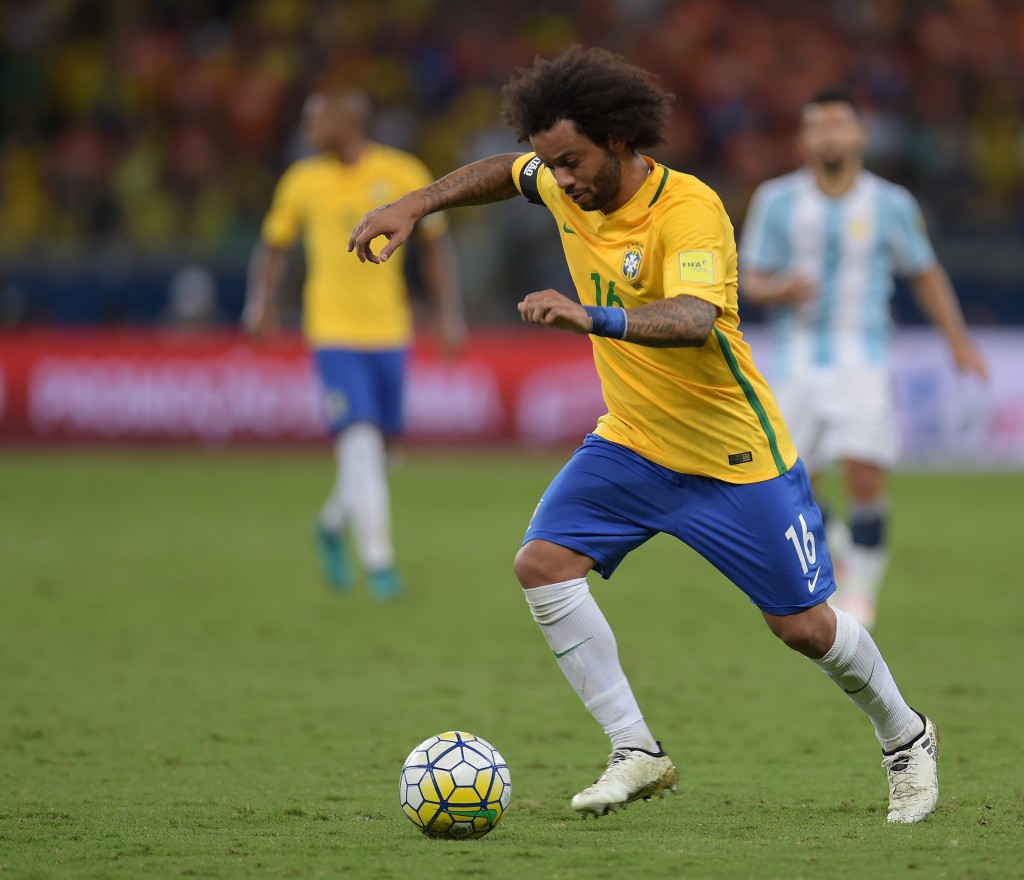 Brazil's Marcelo drives the ball during their 2018 FIFA World Cup qualifier football match against Argentina in Belo Horizonte, Brazil, on November 10, 2016. / AFP / DOUGLAS MAGNO (Photo credit should read DOUGLAS MAGNO/AFP/Getty Images)