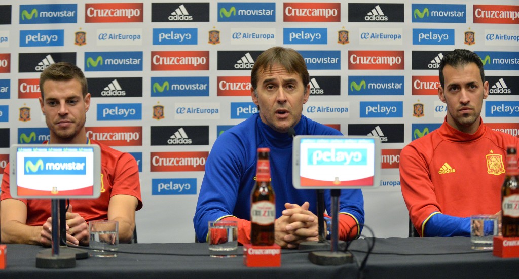 Spain's defender Cesar Azpilicueta (L), Spain's coach Julen Lopetegui (C) and Spain's midfielder Sergio Busquets attend a press conference at Wembley Stadium, north-west London, on November 14, 2016 ahead of their international friendly football match against England on November 15. / AFP / OLLY GREENWOOD / NOT FOR MARKETING OR ADVERTISING USE / RESTRICTED TO EDITORIAL USE (Photo credit should read OLLY GREENWOOD/AFP/Getty Images)