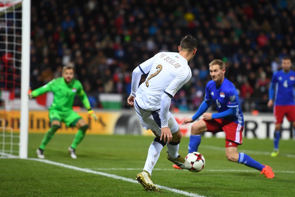 VADUZ, LIECHTENSTEIN - NOVEMBER 12: Mattia De Sciglio (C) of Italiy is challenged by Martin Rechsteiner (r) and Peter Jehle (l) of Liechtenstein during the FIFA 2018 World Cup Qualifier between Liechtenstein and Italy at on November 12, 2016 in Vaduz, Lichtenstein. (Photo by Valeriano Di Domenico/Getty Images)