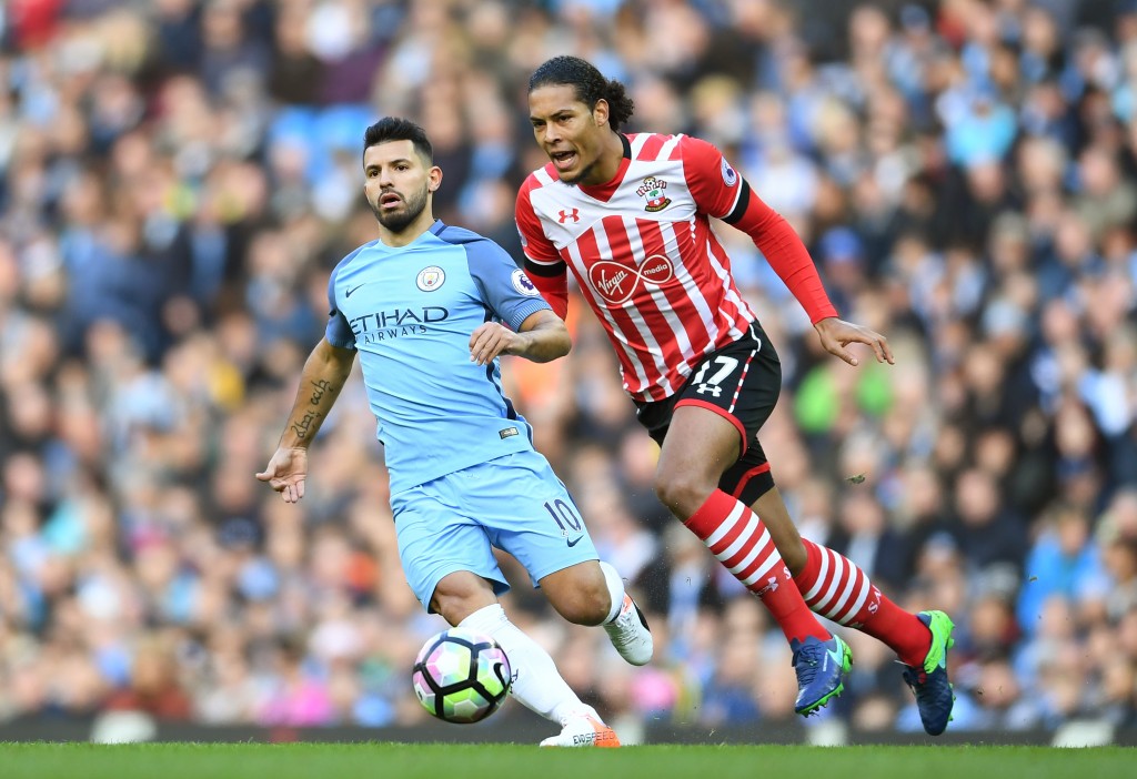 MANCHESTER, ENGLAND - OCTOBER 23: Virgil van Dijk of Southampton closes down Sergio Aguero of Manchester City during the Premier League match between Manchester City and Southampton at Etihad Stadium on October 23, 2016 in Manchester, England. (Photo by Laurence Griffiths/Getty Images)