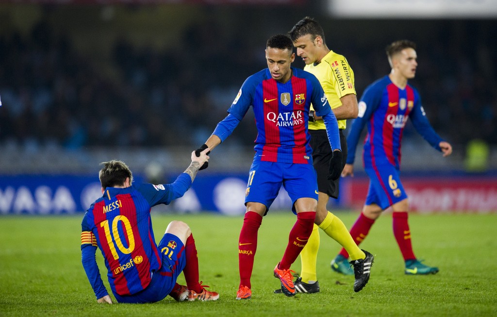 SAN SEBASTIAN, SPAIN - NOVEMBER 27: Lionel Messi and Neymar of FC Barcelona reacts during the La Liga match between Real Sociedad de Futbol and FC Barcelona at Estadio Anoeta on November 27, 2016 in San Sebastian, Spain. (Photo by Juan Manuel Serrano Arce/Getty Images)