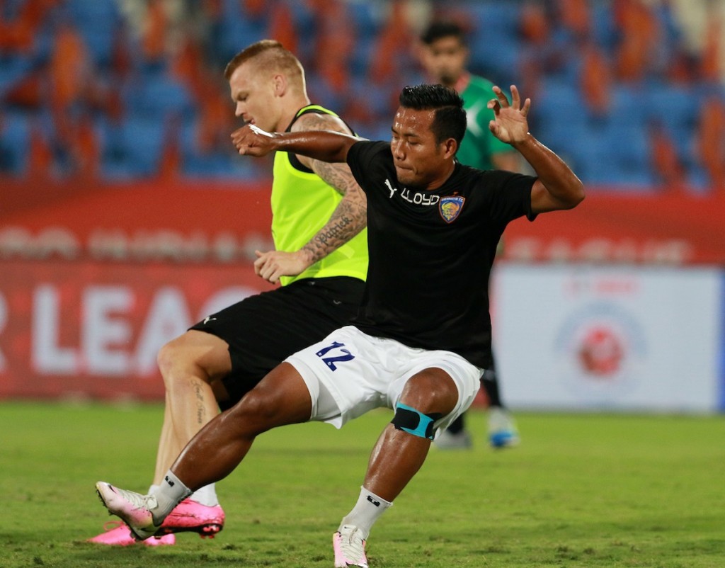 Chennaiyin FC warm up before the start of the match 21 of the Indian Super League (ISL) season 3 between FC Pune City and Chennaiyin FC held at the Balewadi Stadium in Pune, India on the 23rd October 2016. Photo by Vipin Pawar / ISL / SPORTZPICS