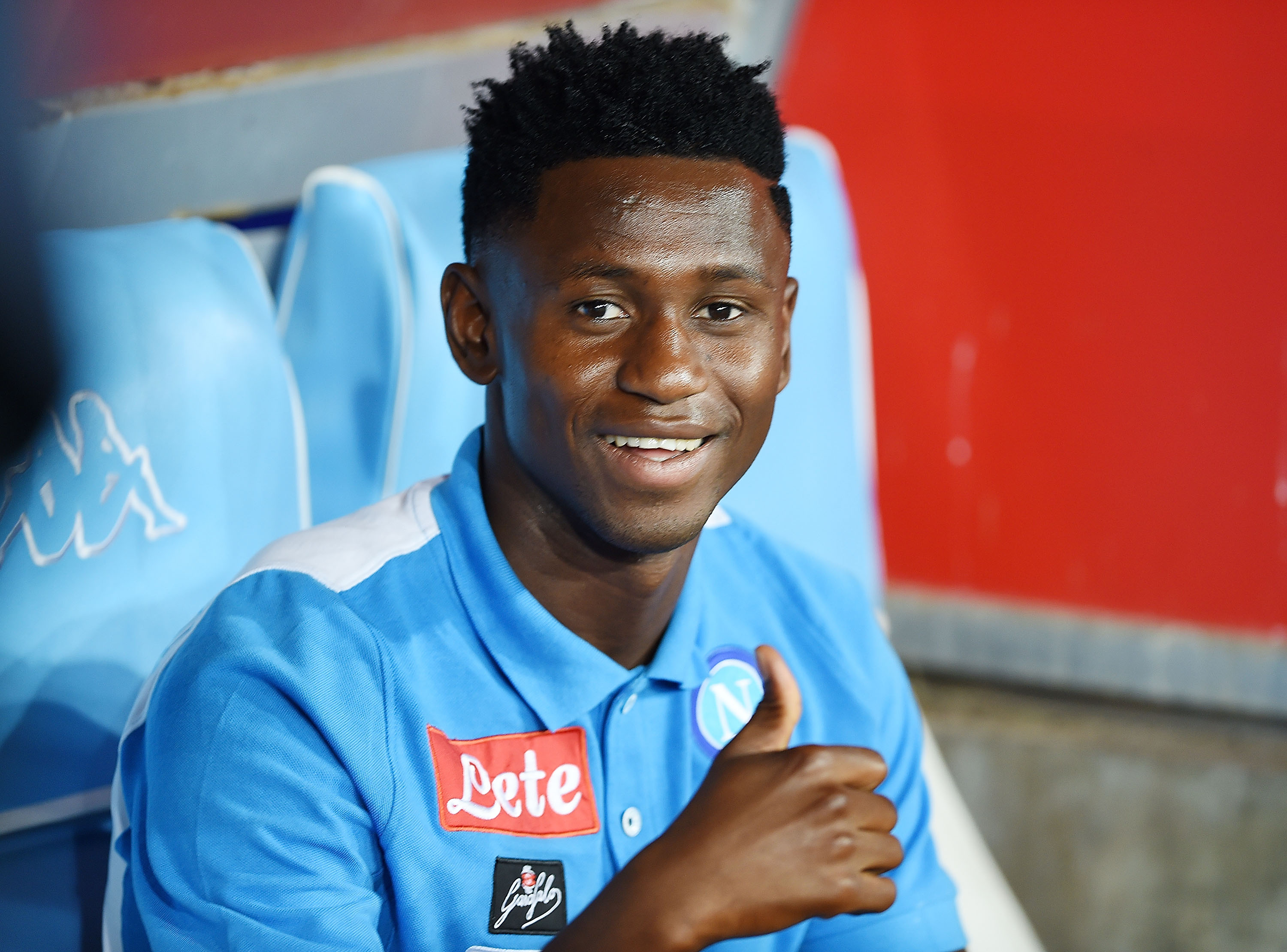 NAPLES, ITALY - AUGUST 27: Amadou Diawara of Napoli on the bench before the Serie A match between SSC Napoli and AC Milan at Stadio San Paolo on August 27, 2016 in Naples, Italy. (Photo by Francesco Pecoraro/Getty Images)