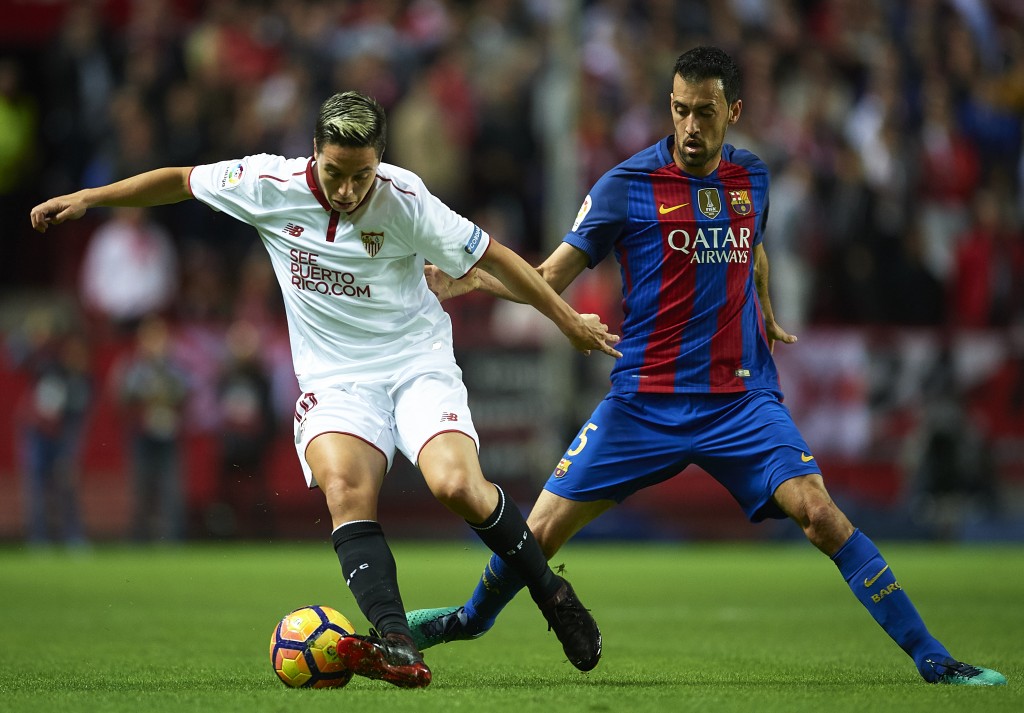 SEVILLE, SPAIN - NOVEMBER 06: Samir Nasri of Sevilla FC (L) being followed by Sergio Busquets of FC Barcelona (R) during the match between Sevilla FC vs FC Barcelona as part of La Liga at Ramon Sanchez Pizjuan Stadium on November 6, 2016 in Seville, Spain. (Photo by Aitor Alcalde/Getty Images)