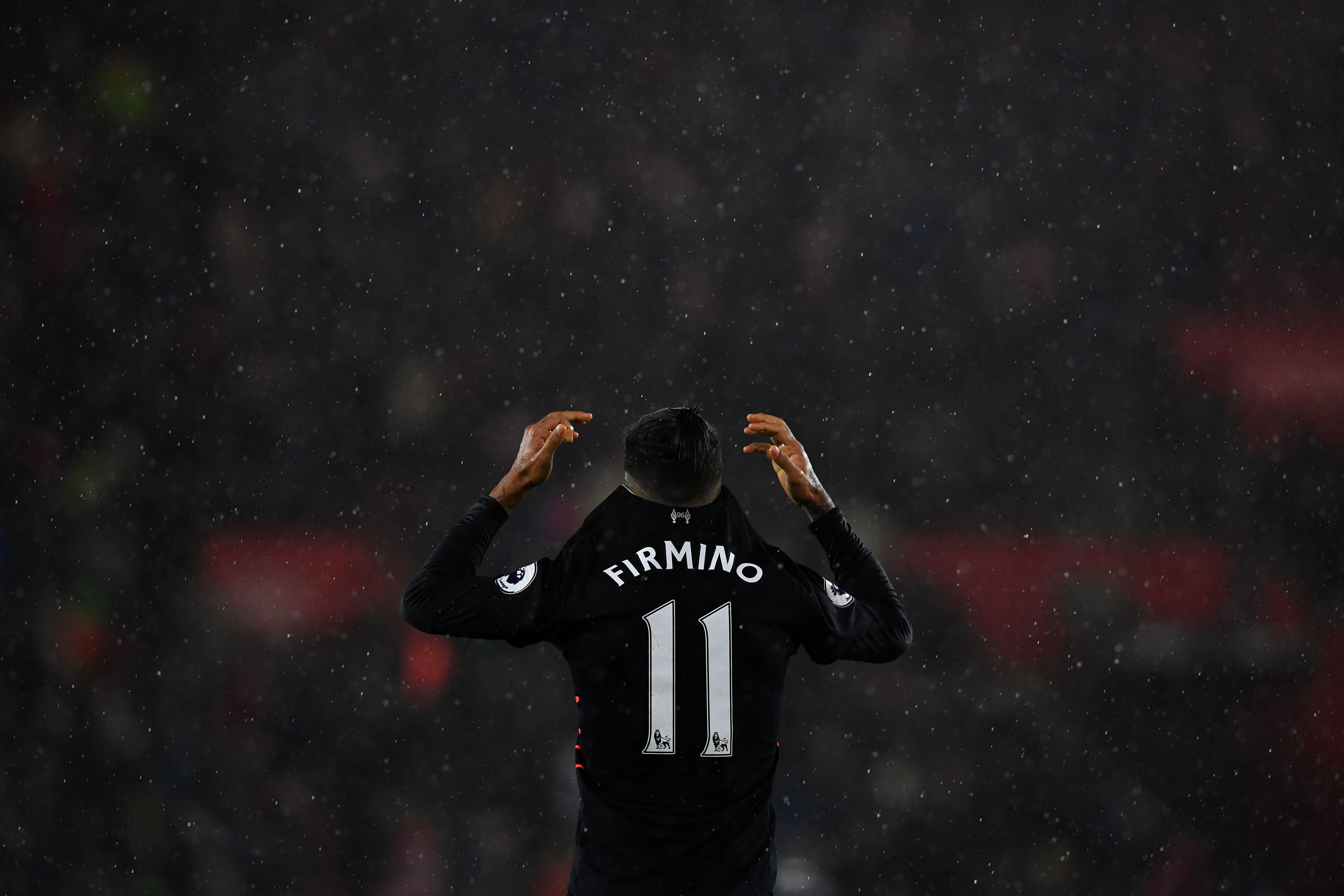 TOPSHOT - Liverpool's Brazilian midfielder Roberto Firmino reacts at the final whistle during the English Premier League football match between Southampton and Liverpool at St Mary's Stadium in Southampton, southern England on November 19, 2016. / AFP / BEN STANSALL / RESTRICTED TO EDITORIAL USE. No use with unauthorized audio, video, data, fixture lists, club/league logos or 'live' services. Online in-match use limited to 75 images, no video emulation. No use in betting, games or single club/league/player publications. / (Photo credit should read BEN STANSALL/AFP/Getty Images)