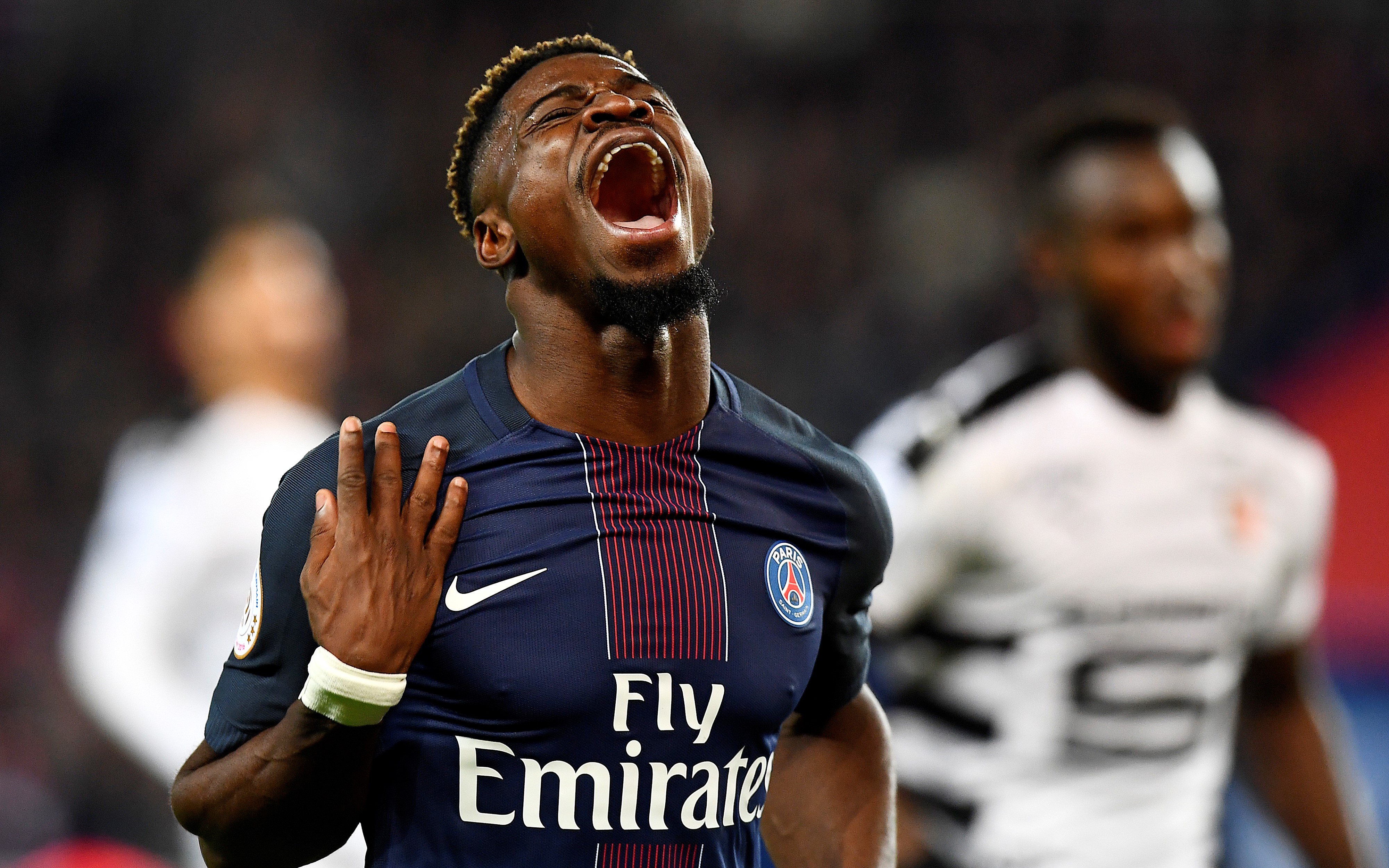 TOPSHOT - Paris Saint-Germain's Ivorian defender Serge Aurier reacts during the French L1 football match between Paris Saint-Germain and Rennes at the Parc des Princes stadium in Paris on November 6, 2016. / AFP / FRANCK FIFE (Photo credit should read FRANCK FIFE/AFP/Getty Images)
