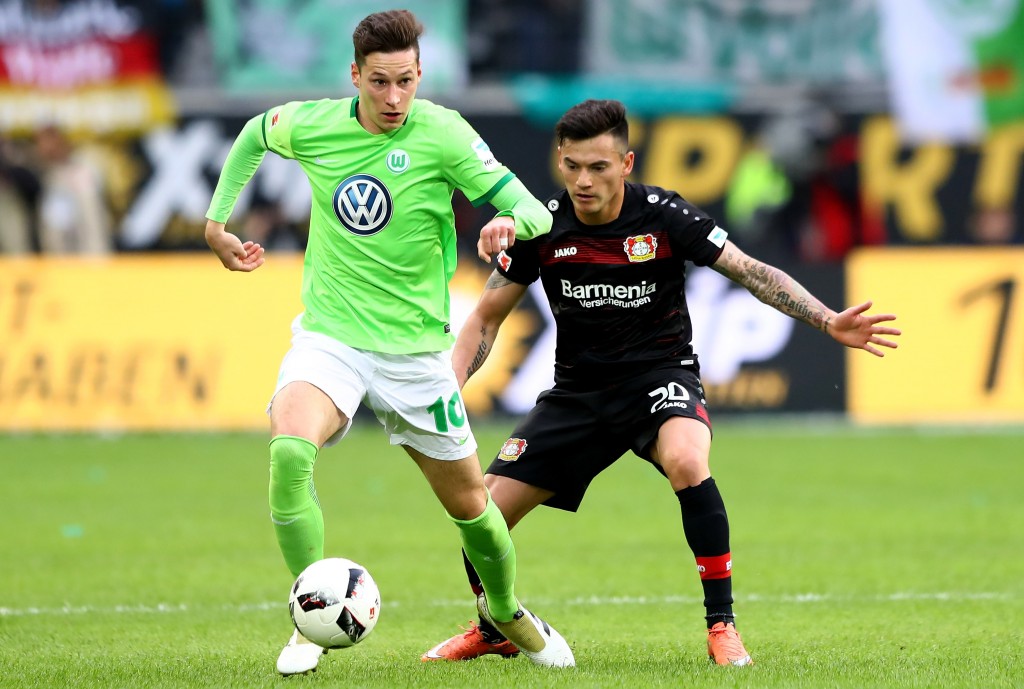 WOLFSBURG, GERMANY - OCTOBER 29: Julian Draxler (L) of Wolfsburg and Charles Aranguiz of Leverkusen battle for the ball during the Bundesliga match between VfL Wolfsburg and Bayer 04 Leverkusen at Volkswagen Arena on October 29, 2016 in Wolfsburg, Germany. (Photo by Martin Rose/Bongarts/Getty Images)
