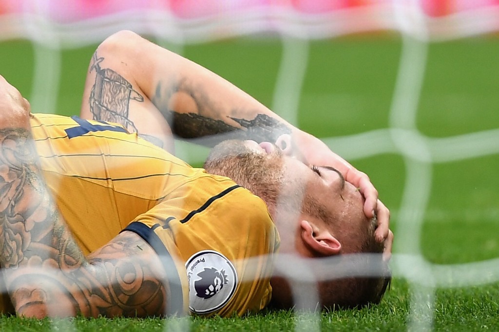 WEST BROMWICH, ENGLAND - OCTOBER 15: Toby Alderweireld of Tottenham Hotspur goes down injured and holding his head during the Premier League match between West Bromwich Albion and Tottenham Hotspur at The Hawthorns on October 15, 2016 in West Bromwich, England. (Photo by Michael Regan/Getty Images)